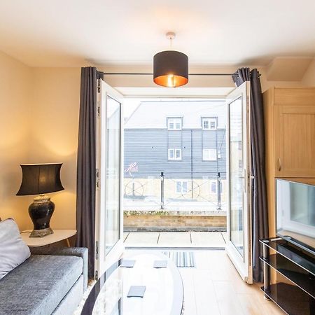 1-bedroom apartment with balcony, Hoddesdon Buitenkant foto