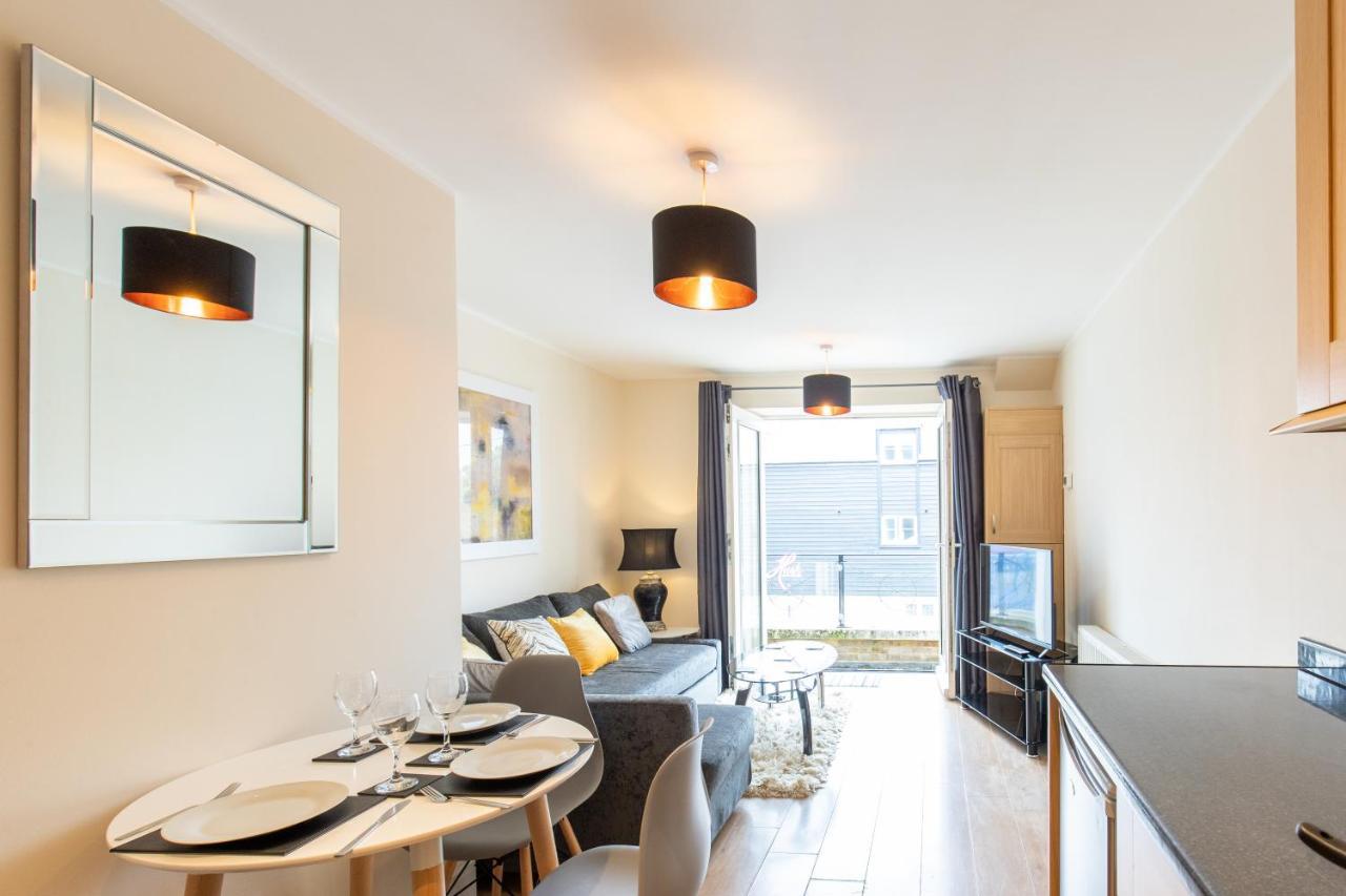 1-bedroom apartment with balcony, Hoddesdon Buitenkant foto