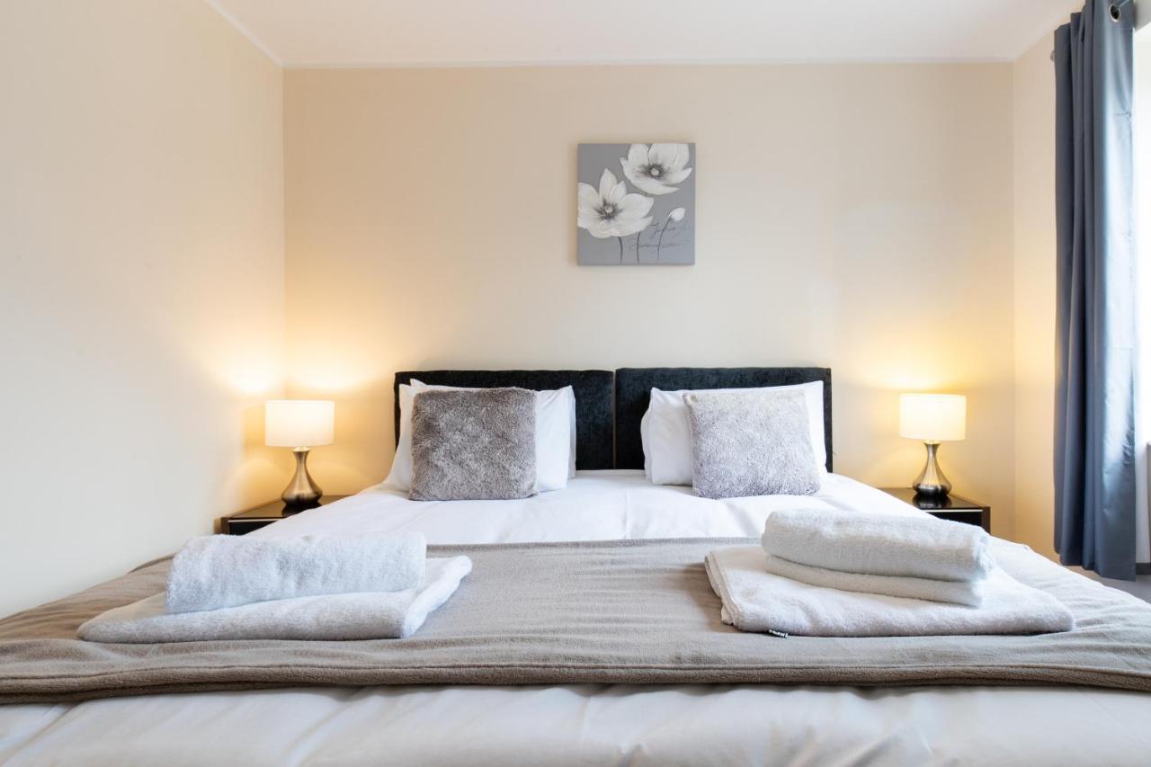 1-bedroom apartment with balcony, Hoddesdon Buitenkant foto