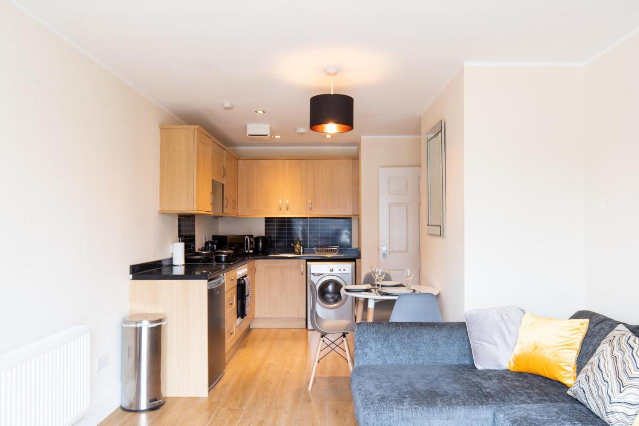 1-bedroom apartment with balcony, Hoddesdon Buitenkant foto