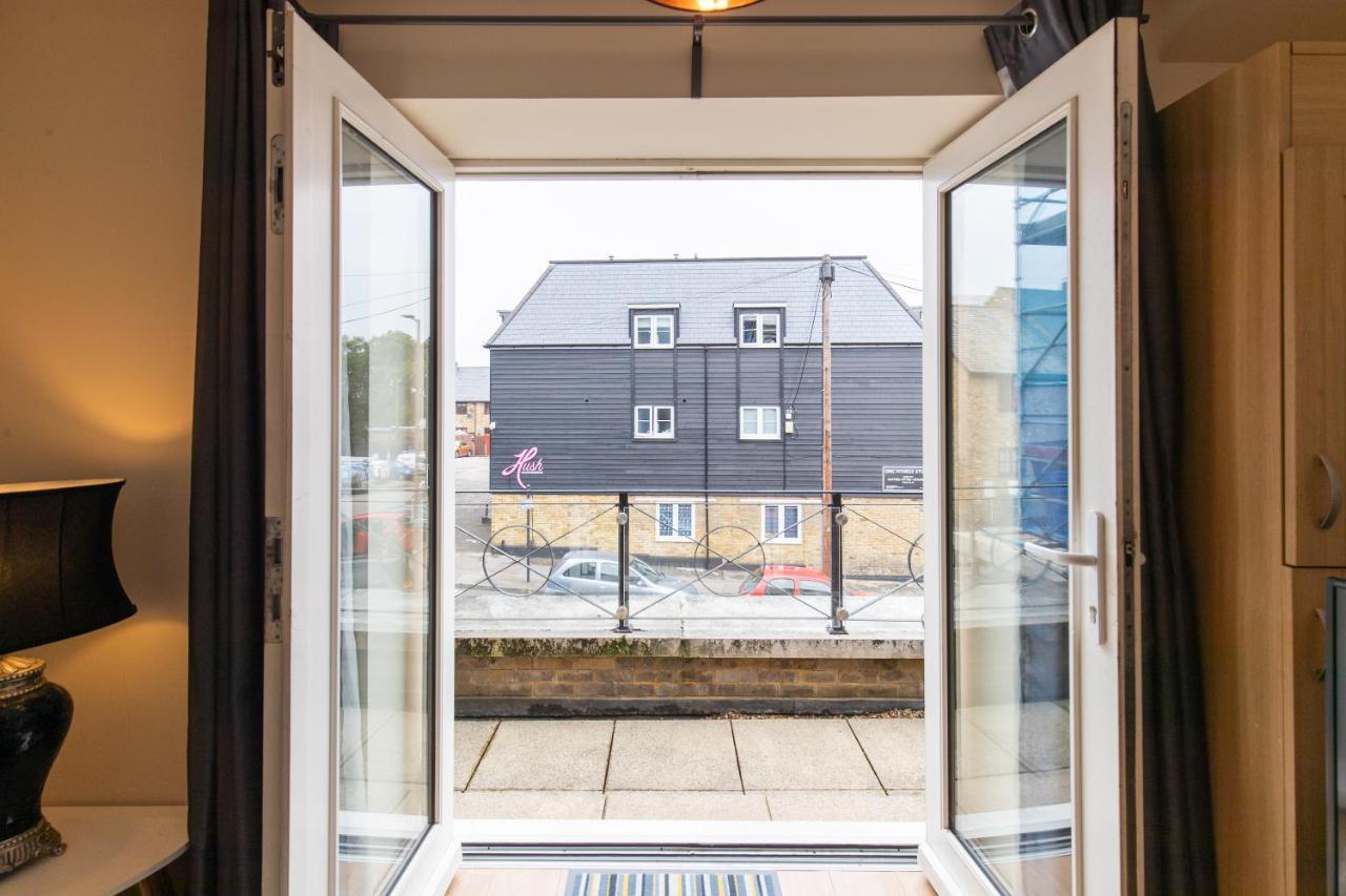 1-bedroom apartment with balcony, Hoddesdon Buitenkant foto