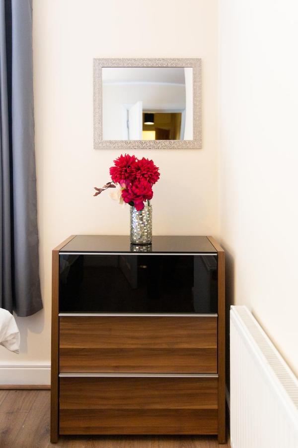 1-bedroom apartment with balcony, Hoddesdon Buitenkant foto