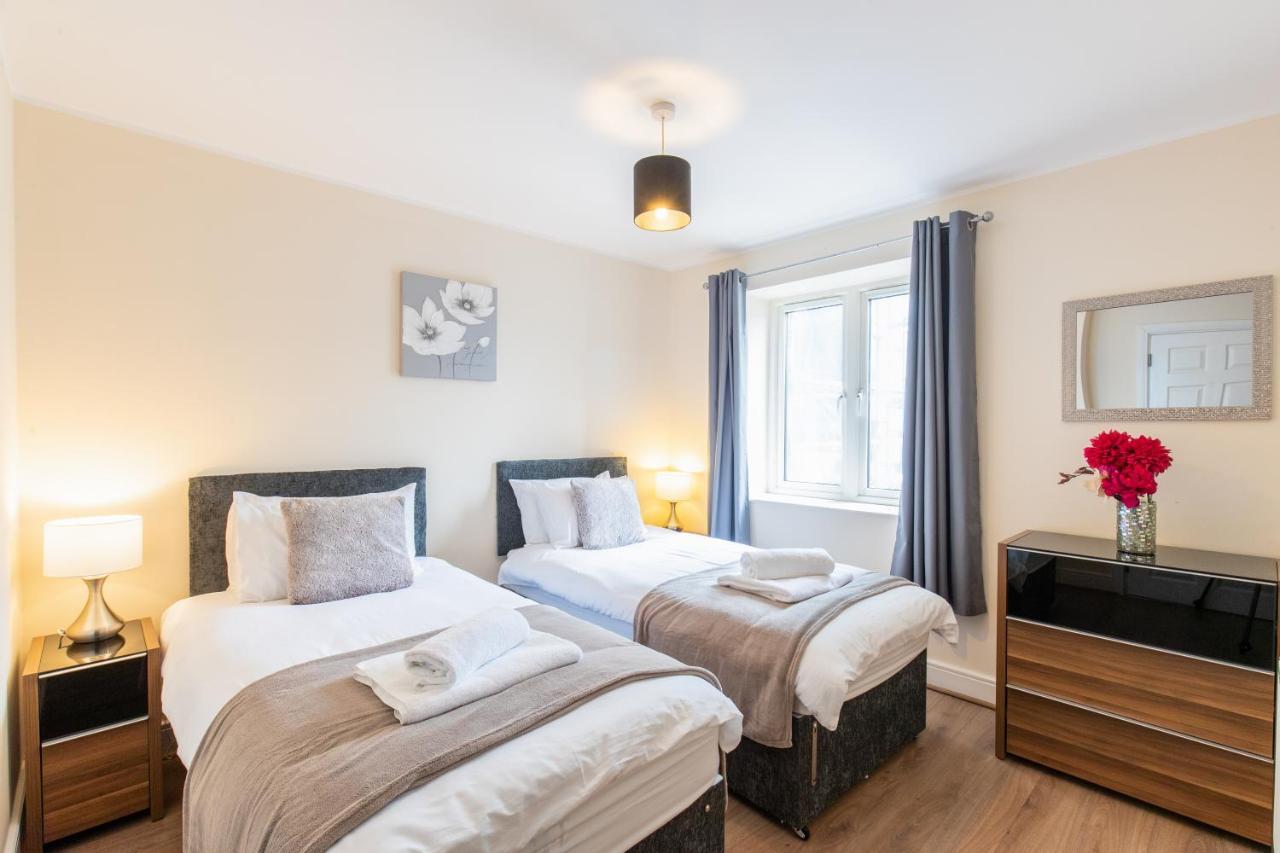 1-bedroom apartment with balcony, Hoddesdon Buitenkant foto
