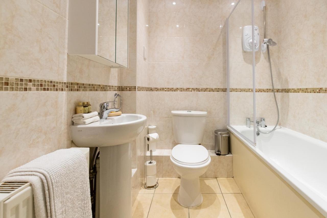 1-bedroom apartment with balcony, Hoddesdon Buitenkant foto