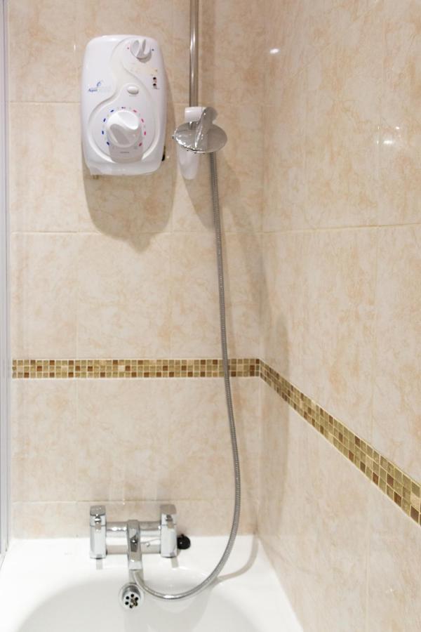 1-bedroom apartment with balcony, Hoddesdon Buitenkant foto