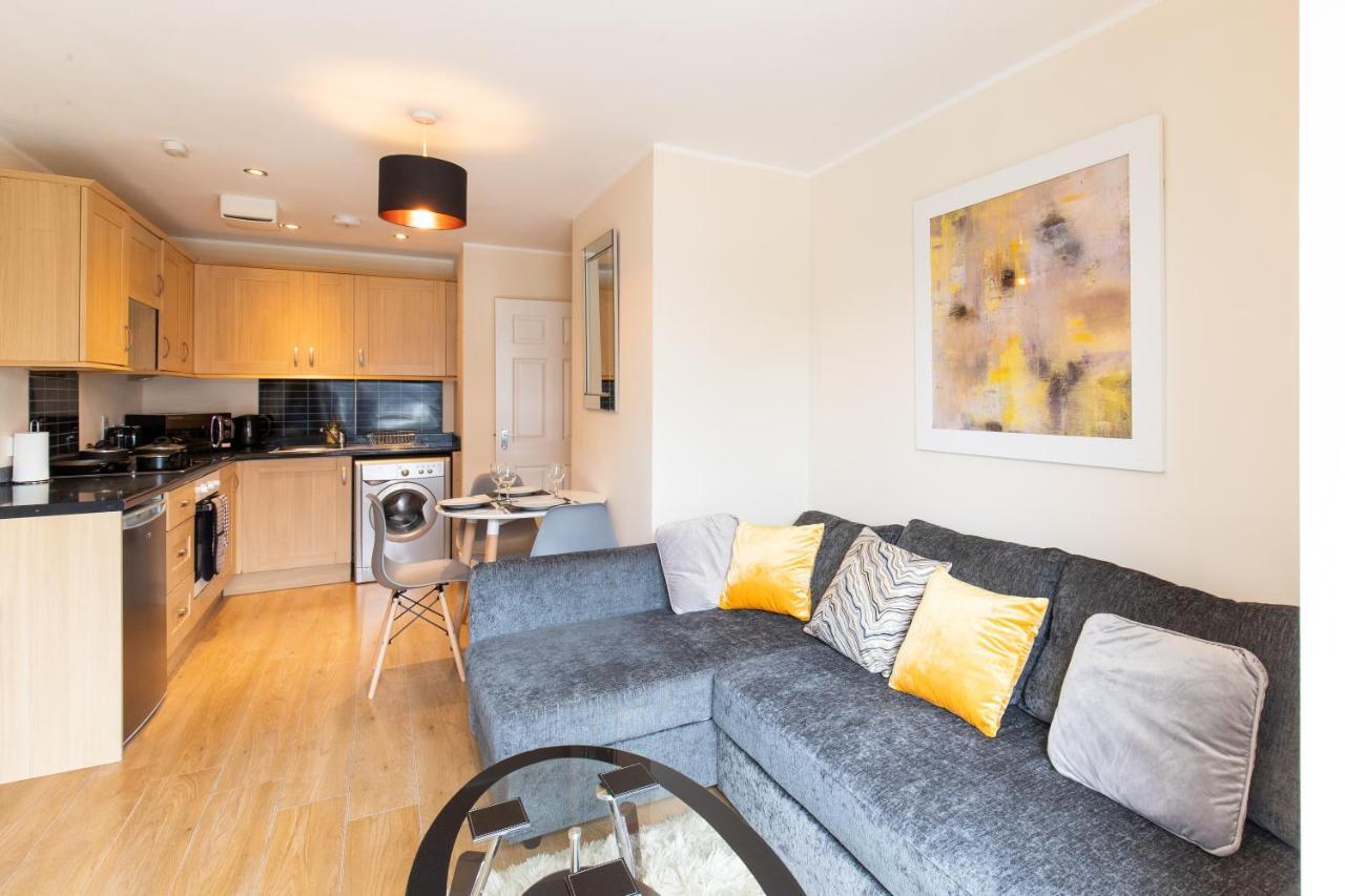 1-bedroom apartment with balcony, Hoddesdon Buitenkant foto