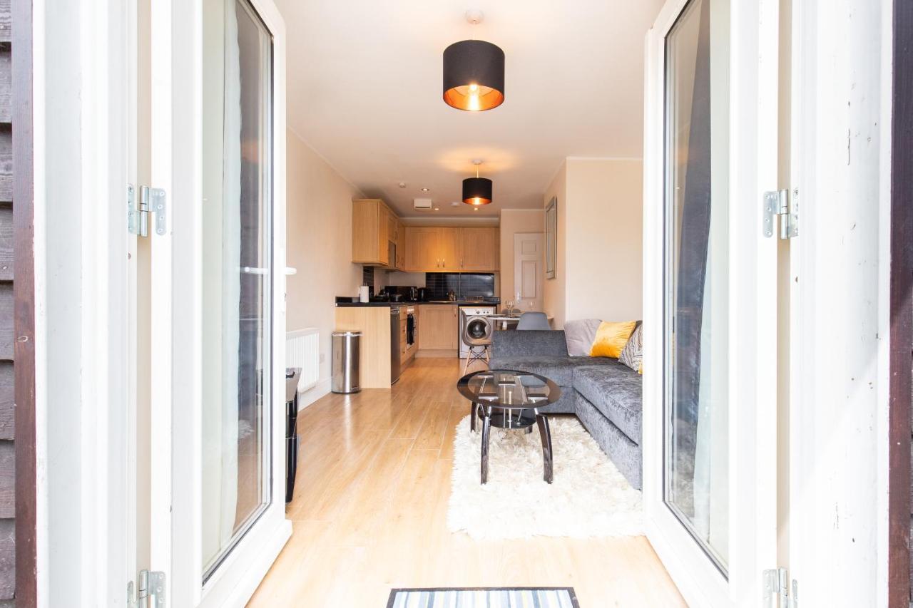 1-bedroom apartment with balcony, Hoddesdon Buitenkant foto