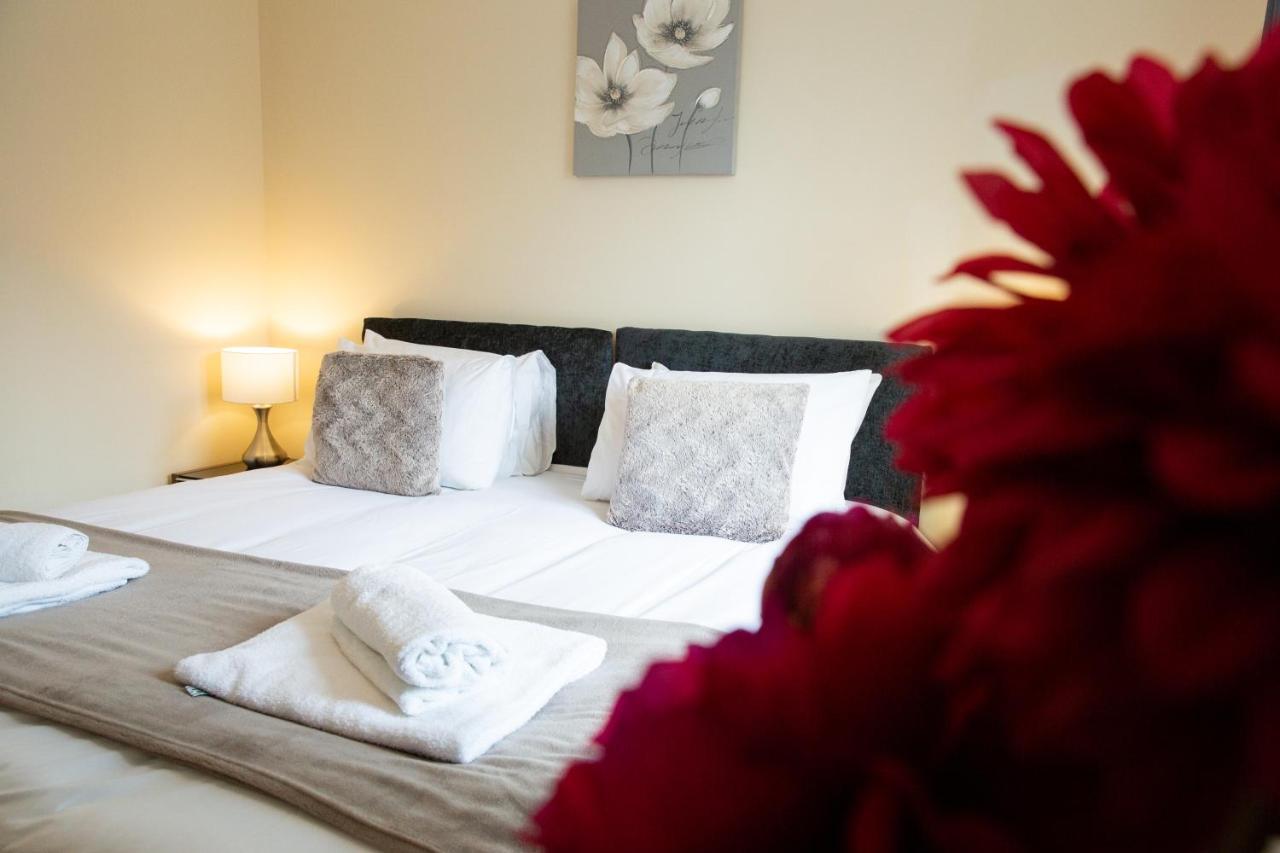 1-bedroom apartment with balcony, Hoddesdon Buitenkant foto