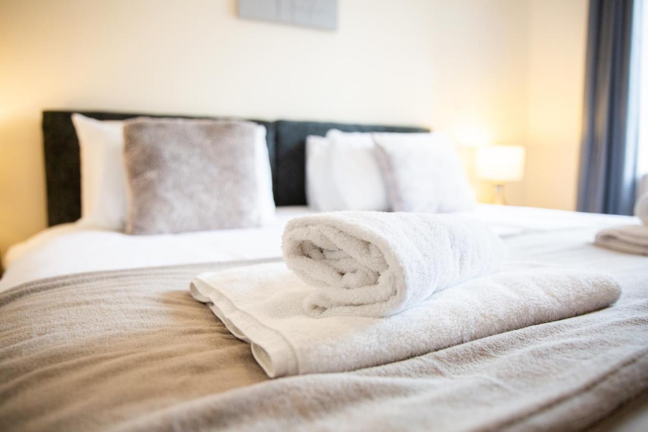 1-bedroom apartment with balcony, Hoddesdon Buitenkant foto